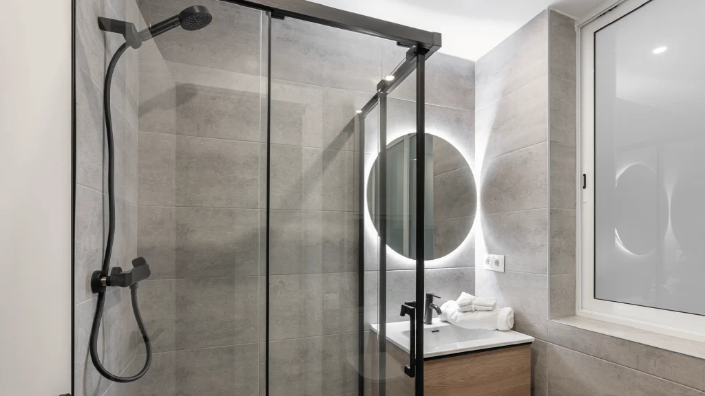 Aranżacja łazienki z prysznicem