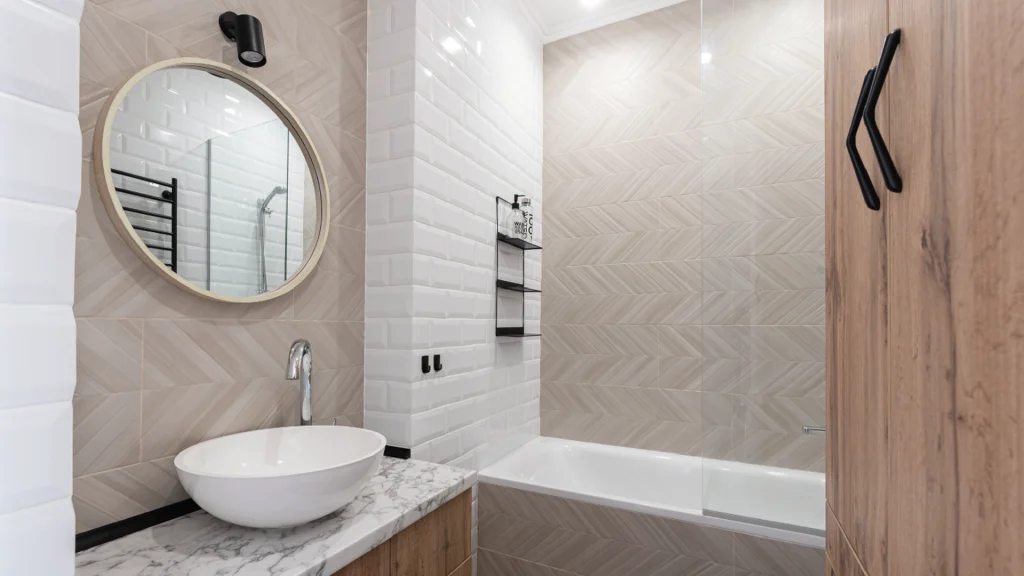 Aranżacja małej łazienki z wanną